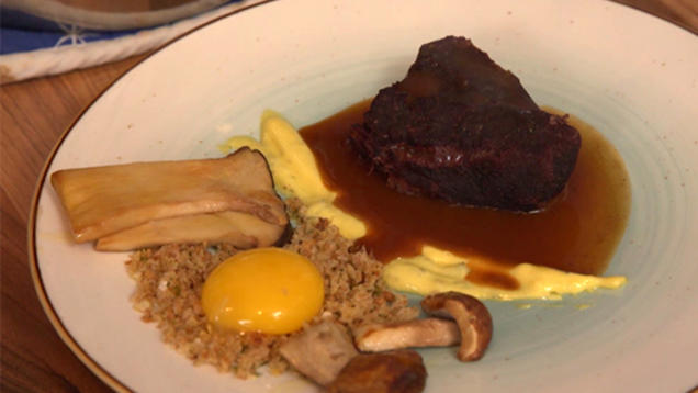 Rezept: Geschmorte Kalbsbäckchen mit Aioli und Rote Bete-Meerrettich-Apfel-Salat Rezept: Geschmorte Kalbsbäckchen mit Aioli und Rote Bete-Meerrettich-Apfel-Salat