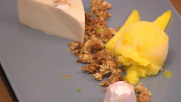 Rezept: Kokosnuss-Panna-Cotta mit Mango-Sorbet und Mandel-Limetten-Granola Rezept: Kokosnuss-Panna-Cotta mit Mango-Sorbet und Mandel-Limetten-Granola