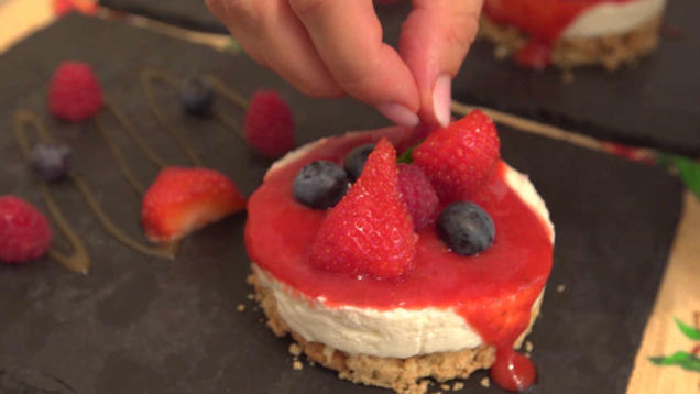 Rezept: Luftiger Cheesecake mit Erdbeer-Coulis und frischen Beeren Rezept: Luftiger Cheesecake mit Erdbeer-Coulis und frischen Beeren
