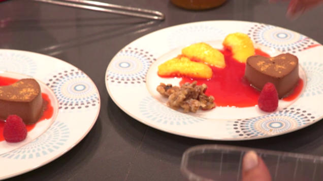 Rezept: Schokoladen-Chili-Parfait mit karamellisierten Nüssen an Himbeersauce Rezept: Schokoladen-Chili-Parfait mit karamellisierten Nüssen an Himbeersauce