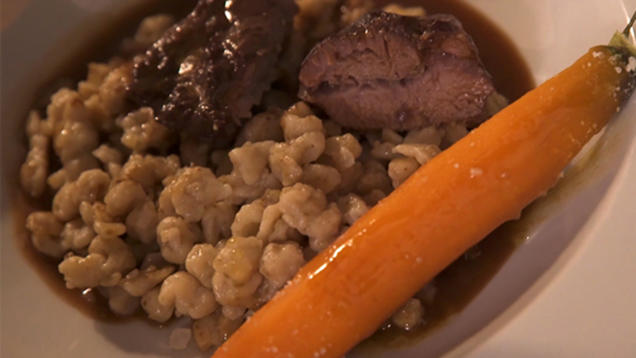 Rezept: Gerötete Kalbswangen in Cranberry-Rotweinsauce mit Nussspätzle und Salzkarotten Rezept: Gerötete Kalbswangen in Cranberry-Rotweinsauce mit Nussspätzle und Salzkarotten