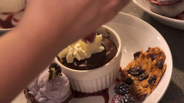 Rezept: Blaues Mangostane-Sorbet und Schokokuchen mit Mandel-Beeren-Talern Rezept: Blaues Mangostane-Sorbet und Schokokuchen mit Mandel-Beeren-Talern