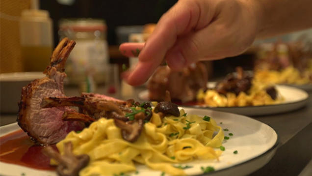 Rezept: Wilhelmstaler Honig-Lamm an Safran-Pasta mit Wald-Pilzen Rezept: Wilhelmstaler Honig-Lamm an Safran-Pasta mit Wald-Pilzen