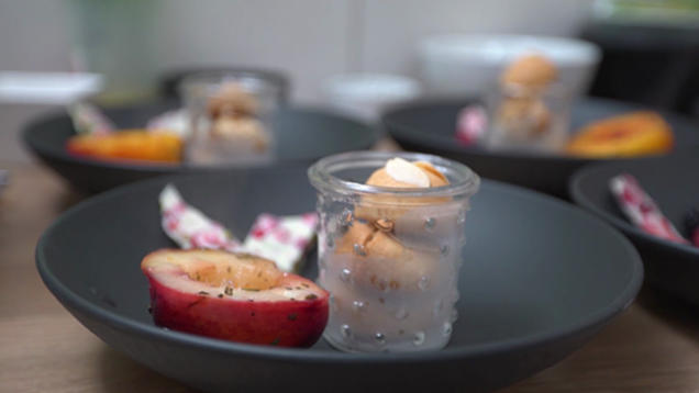 Rezept: Beereneis, gegrillter Pfirsich, weiße Schokolade und Zabaione Rezept: Beereneis, gegrillter Pfirsich, weiße Schokolade und Zabaione