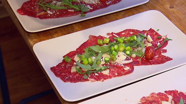 Rezept: Carpaccio Verde vom Rind mit Rucola, Spargel und Kapern Rezept: Carpaccio Verde vom Rind mit Rucola, Spargel und Kapern