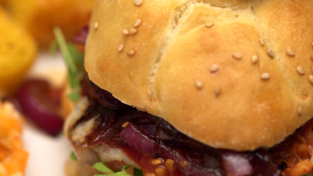 Rezept: Burger und Roast Potatoes Rezept: Burger und Roast Potatoes