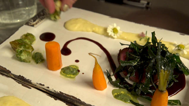 Rezept: Rinderfilet im Heu mit Aligot und Rübe im Wald Rezept: Rinderfilet im Heu mit Aligot und Rübe im Wald