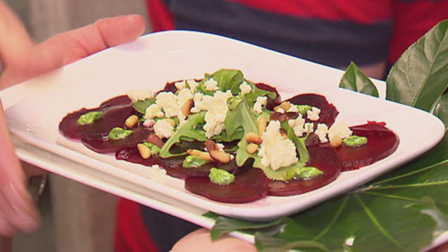 Rezept: Rote-Bete-Carpaccio mit gebackenem Schafskäse-Crumble Rezept: Rote-Bete-Carpaccio mit gebackenem Schafskäse-Crumble