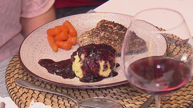 Rezept: Sous-vide-gegarter Thunfisch in Mohn-Sesam-Panade Rezept: Sous-vide-gegarter Thunfisch in Mohn-Sesam-Panade