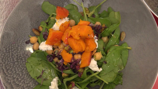 Rezept: Ofenkürbis auf Spinatsalat mit Brot Rezept: Ofenkürbis auf Spinatsalat mit Brot