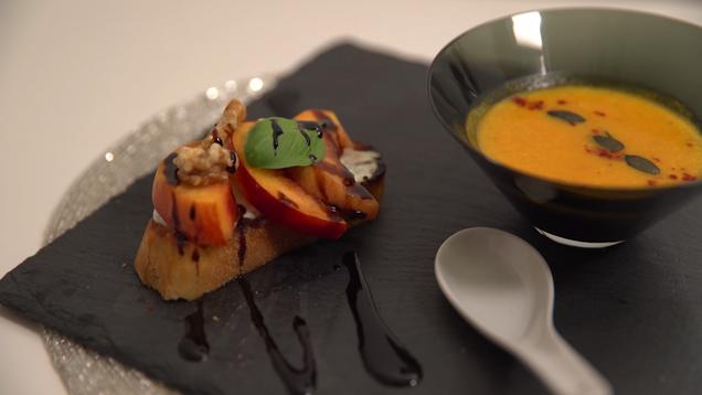 Rezept: Kürbis-Chili-Süppchen mit Nektarinen-Basilikum-Bruschetta Rezept: Kürbis-Chili-Süppchen mit Nektarinen-Basilikum-Bruschetta