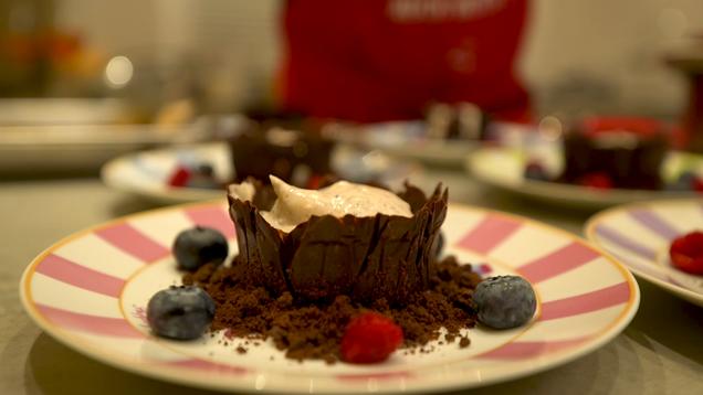 Rezept: Herrencréme im Schokoschälchen auf Tonka-Crunch Rezept: Herrencréme im Schokoschälchen auf Tonka-Crunch