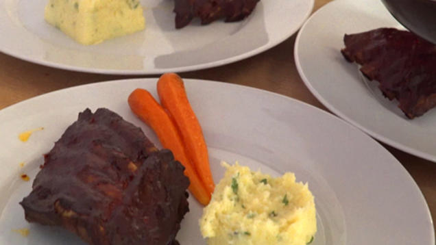 Rezept: BBQ Spare Ribs mit Knoblauchstampf und Baby-Karotten Rezept: BBQ Spare Ribs mit Knoblauchstampf und Baby-Karotten
