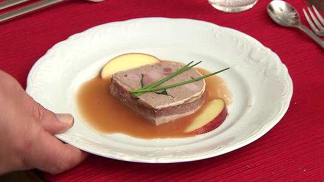 Rezept: Wildterrine mit Apfelspalten an Cumberlandsauce Rezept: Wildterrine mit Apfelspalten an Cumberlandsauce