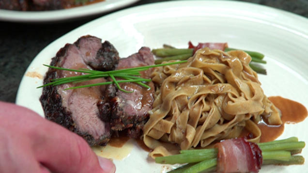 Rezept: Lammkeule aus dem Römertopf mit Roquefortkruste an Steinpilztagliatelle Rezept: Lammkeule aus dem Römertopf mit Roquefortkruste an Steinpilztagliatelle