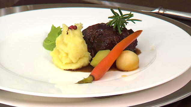 Rezept: Kalbsbäckle mit zweierlei Püree und Gemüse Rezept: Kalbsbäckle mit zweierlei Püree und Gemüse