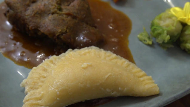 Rezept: Rehrücken mit Maronenkräutermantel, dazu Wildkräuter-Ravioli und Herbstgemüse Rezept: Rehrücken mit Maronenkräutermantel, dazu Wildkräuter-Ravioli und Herbstgemüse