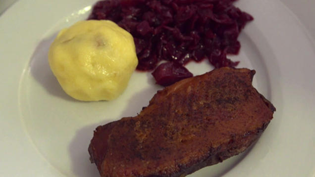 Rezept: Martinsgans mit Ingwer-Rotkohl, marinierten Rosenkohl-Blättern und Walnussknödeln Rezept: Martinsgans mit Ingwer-Rotkohl, marinierten Rosenkohl-Blättern und Walnussknödeln
