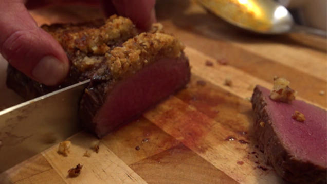 Rezept: Hirschrückenfilet mit Haselnusskruste, rotem Püree, Butterapfel mit Erdbeermarmelade Rezept: Hirschrückenfilet mit Haselnusskruste, rotem Püree, Butterapfel mit Erdbeermarmelade