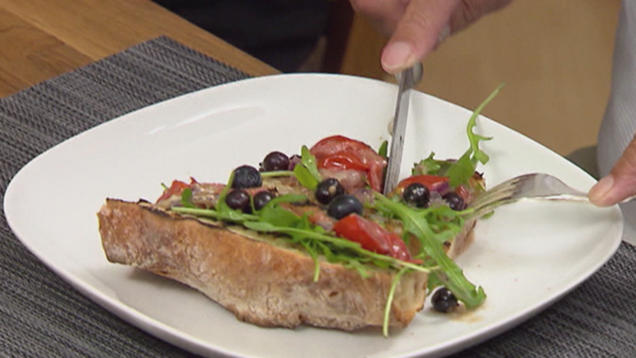 Rezept: Tomaten-Rucola-Baguette mit Blaubeeren Rezept: Tomaten-Rucola-Baguette mit Blaubeeren