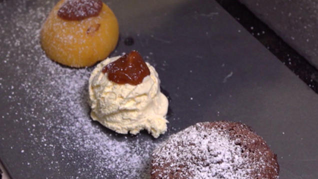 Rezept: Schokokuchen mit flüssigem Kern an gegrilltem Pfirsich und Vanilleeis Rezept: Schokokuchen mit flüssigem Kern an gegrilltem Pfirsich und Vanilleeis