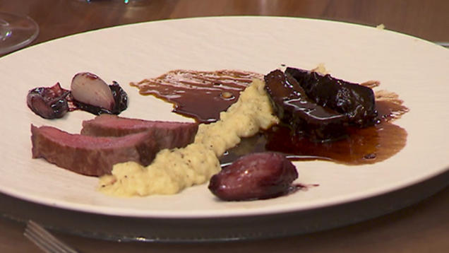 Rezept: Kalbsbäckchen in Rosmarin-Balsamico-Jus Rezept: Kalbsbäckchen in Rosmarin-Balsamico-Jus