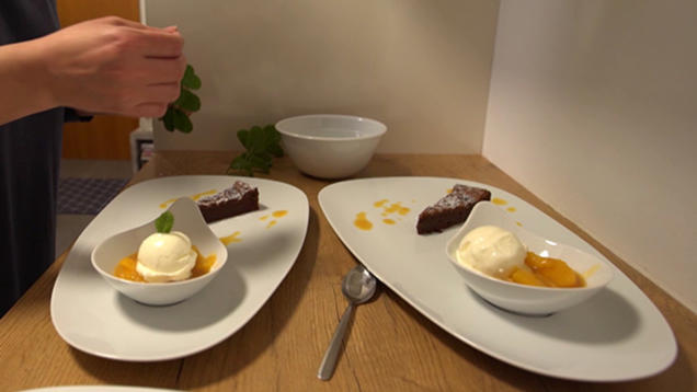 Rezept: Schokokuchen und Joghurteis auf Orangenspiegel Rezept: Schokokuchen und Joghurteis auf Orangenspiegel