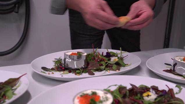 Rezept: Räucherforellen-Tatar mit Meerrettich-Mousse Rezept: Räucherforellen-Tatar mit Meerrettich-Mousse