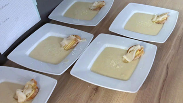 Rezept: Karfiolcremesuppe mit Pecorino und Lardo-Apfel-Crostino Rezept: Karfiolcremesuppe mit Pecorino und Lardo-Apfel-Crostino
