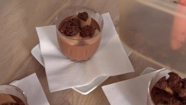 Rezept: Sternanis-Schokoladen-Mousse mit Passionsfruchtcreme und Schokocrumble Rezept: Sternanis-Schokoladen-Mousse mit Passionsfruchtcreme und Schokocrumble