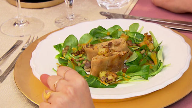 Rezept: Wirsingstrudel an Vogerlsalat mit heller Tomatenjus und Kartoffel-Maroni-Topping Rezept: Wirsingstrudel an Vogerlsalat mit heller Tomatenjus und Kartoffel-Maroni-Topping