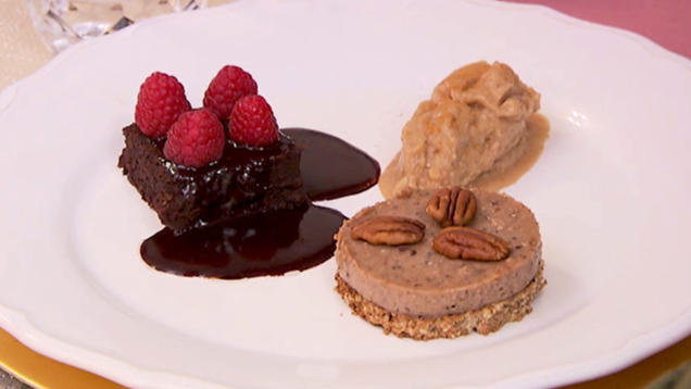 Rezept: Natürlich süßes Dreierlei: Brownie, Eis und Pie (Schoko / Birne / Pekannuss) Rezept: Natürlich süßes Dreierlei: Brownie, Eis und Pie (Schoko / Birne / Pekannuss)
