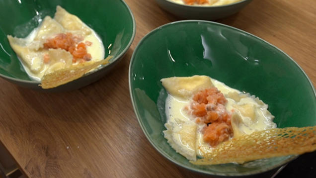 Rezept: Tortellini in Zitronen-Sahnesauce an Lachs-Tartar Rezept: Tortellini in Zitronen-Sahnesauce an Lachs-Tartar