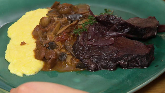 Rezept: Geschmorte Ochsenbacken mit Portwein-Jus, Polenta und Pilzsauce Rezept: Geschmorte Ochsenbacken mit Portwein-Jus, Polenta und Pilzsauce