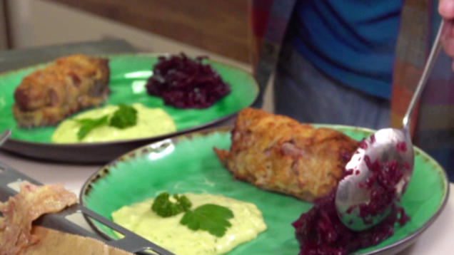 Rezept: Rindersteak-Rouladen im Kartoffelmantel mit grünem Kartoffelpüree und Rotkohl Rezept: Rindersteak-Rouladen im Kartoffelmantel mit grünem Kartoffelpüree und Rotkohl