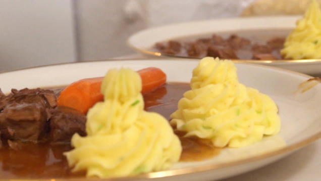 Rezept: Gulasch à la Maman mit Kartoffeltupfern Rezept: Gulasch à la Maman mit Kartoffeltupfern