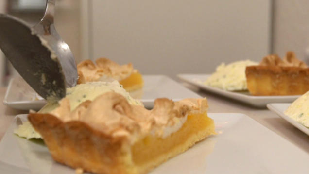 Rezept: Tarte au Citron mit Tonkabohnen-Basilikum-Eis Rezept: Tarte au Citron mit Tonkabohnen-Basilikum-Eis