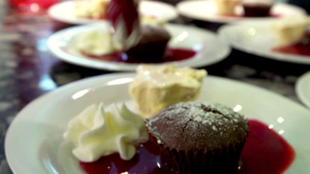 Rezept: Schokoküchlein mit Vanilleeis und Fruchtspiegel Rezept: Schokoküchlein mit Vanilleeis und Fruchtspiegel