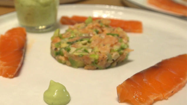 Rezept: Duett vom Lachs an Avocado mit Hickory-Ei und Focaccia Rezept: Duett vom Lachs an Avocado mit Hickory-Ei und Focaccia