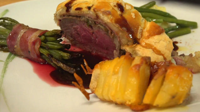 Rezept: Rinderfilet Wellington mit Bohnen und Fächerkartoffeln Rezept: Rinderfilet Wellington mit Bohnen und Fächerkartoffeln