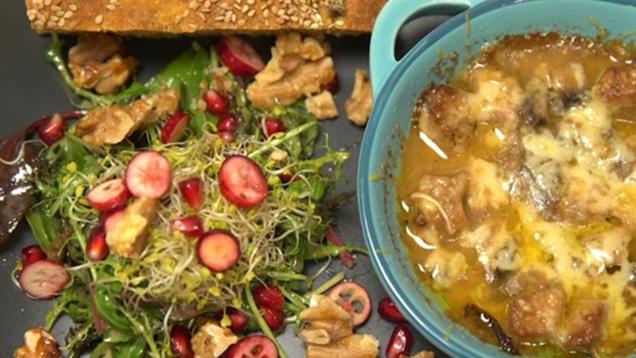 Rezept: Ragout Fin mit wildem Salat und Süßkartoffel-Maronen-Brot Rezept: Ragout Fin mit wildem Salat und Süßkartoffel-Maronen-Brot