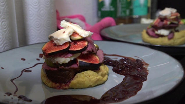 Rezept: Rehtürmchen mit Gorgonzola und Feige auf Esskastanienpüree mit Brombeersauce Rezept: Rehtürmchen mit Gorgonzola und Feige auf Esskastanienpüree mit Brombeersauce