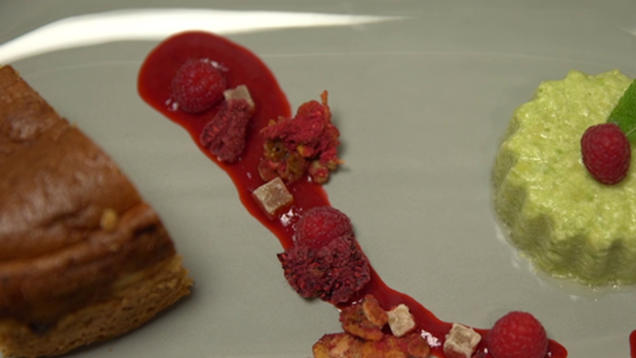 Rezept: Warme Eierschecke mit Avocado-Ingwer-Parfait und Himbeersauce Rezept: Warme Eierschecke mit Avocado-Ingwer-Parfait und Himbeersauce