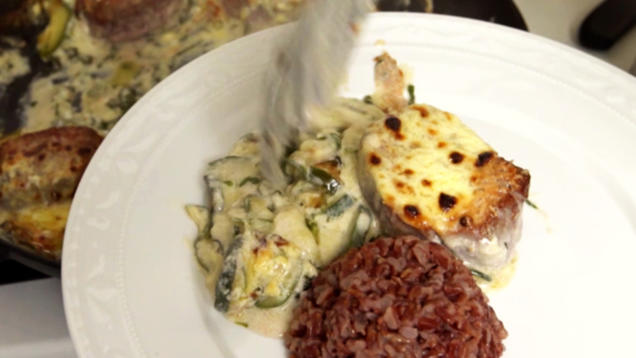 Rezept: Kalbsmedaillons an Zucchini-Basilikum-Sahne und rotem Camargue-Reis Rezept: Kalbsmedaillons an Zucchini-Basilikum-Sahne und rotem Camargue-Reis
