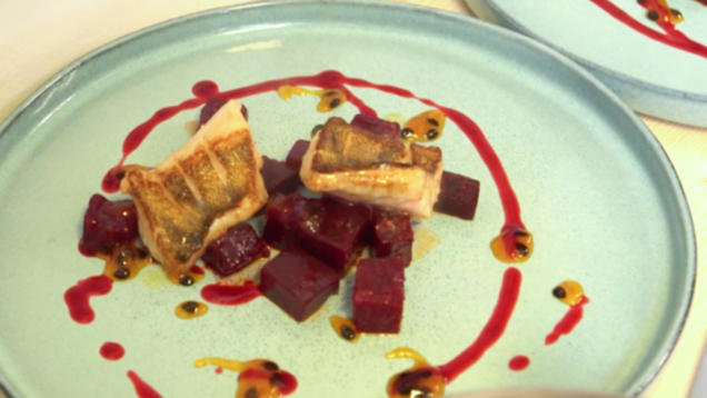 Rezept: Zanderfilet mit roter Bete, Passionsfrucht und Joghurt Rezept: Zanderfilet mit roter Bete, Passionsfrucht und Joghurt