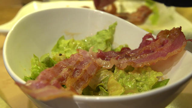 Rezept: Caesar Salad mit gebratenem Bacon und Parmesantalern Rezept: Caesar Salad mit gebratenem Bacon und Parmesantalern