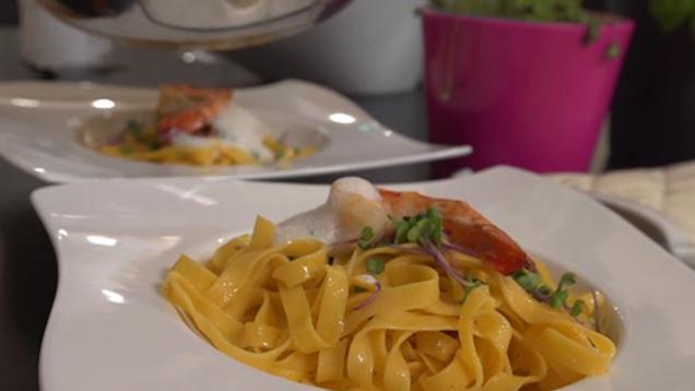 Rezept: Tagliatelle mit Tiger-Garnelen in Trüffelschaum und Kresse Rezept: Tagliatelle mit Tiger-Garnelen in Trüffelschaum und Kresse