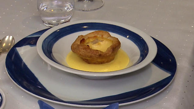 Rezept: Blätterteig-Apfeltarte mit Karamell-Royal und Calvados-Sabayone Rezept: Blätterteig-Apfeltarte mit Karamell-Royal und Calvados-Sabayone