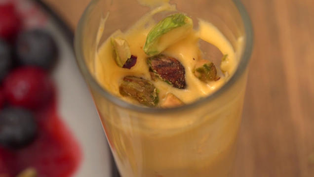 Rezept: Toms Beerentraum aus Himbeereis, Waldbeerenkuchen und Kirsch-Rum-Schäumchen Rezept: Toms Beerentraum aus Himbeereis, Waldbeerenkuchen und Kirsch-Rum-Schäumchen