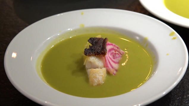 Rezept: Passierte Erbsensuppe mit gebratenem Skreiloin und bunter Beete Rezept: Passierte Erbsensuppe mit gebratenem Skreiloin und bunter Beete